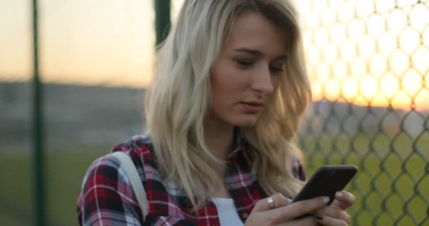 Портрет крупным планом женщины с использованием смартфона. Хипстерская девушка просматривает интернет по телефону, переписывается и общается на открытом воздухе . — стоковое видео