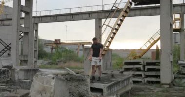 Çalışmaları yapan erkek spor erkek açık sabah egzersiz için hazırlanıyor. Kentsel, endüstriyel. Güç ve motivasyon. Isınma kadar fitness adam
