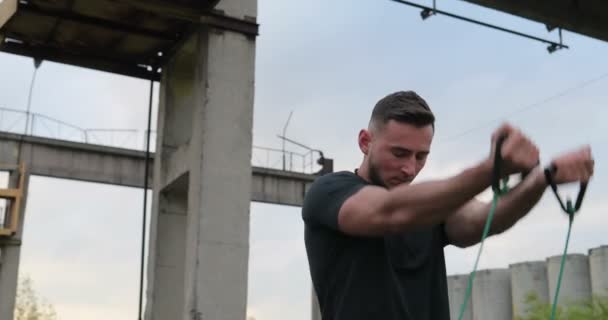 Exercice d'entraînement. Portrait d'un bel homme actif en bonne santé avec un corps musclé en forme faisant des exercices d'étirement extenseur en plein air. Entraînement masculin sportif en plein air. Concept sport et fitness — Video