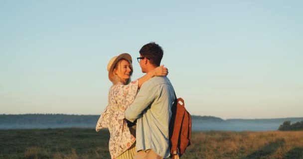 Retrato tiro da feliz namorada e namorado caucasiano abraçando e beijando no belo campo . — Vídeo de Stock