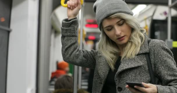 Кто-то звонит Девушка отвечает на вызов в общественном транспорте — стоковое видео
