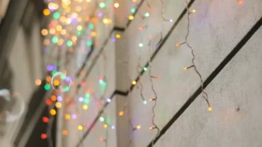 Güzel renkli garland bazı şehir bilding duvarına dekore edilmiştir. Yakın çekim.