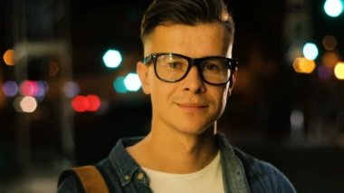 Şık adamla şehir merkezinde akşam o zaman Gözlük Genç portresi kapatın.