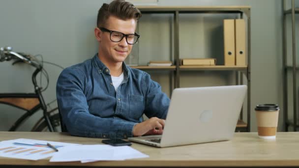Dizüstü Bilgisayar Kullanarak Mutlu Genç Adamı Modern Ofisinde Çalışan Gözlük — Stok video