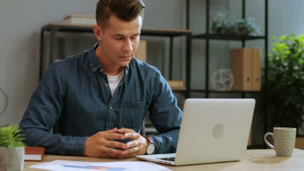 Portret van vertrouwen jonge zakenman in casual shirt op zoek naar de camera in het moderne kantoor en glimlachen. — Stockvideo