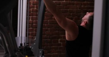 Kaslı adam CrossFit eğitim spor salonunda ağırlık mı bir halter tutan bir koyu gölgeli yapıyor. Sağlık ve fitness kavramı