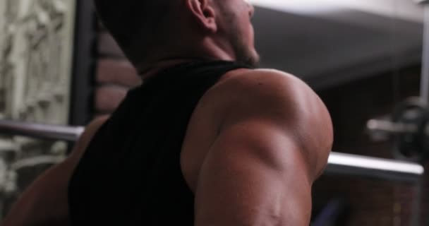 A close up van gespierde man doet push ups en zweten. Gezondheid en fitness concept — Stockvideo