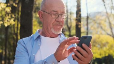 Park içinde kalan süre gülümseyen kullanarak cep telefonu, holding cihaz, manifatura, dalga köpüğü enterne ve bıyıklı app. komuta sizde kullanarak ve kameraya, seyir gözlüklü komuta sizde portresi