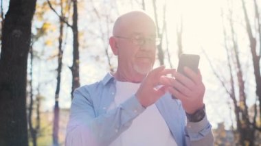 Park içinde kalan süre internet'te sörf ve sakal ve gözlük fotoğraf makinesi, seyir ile uygulama dedesi kullanma istimal hareket eden telefon, SMS, komuta sizde portresi gülümseyen