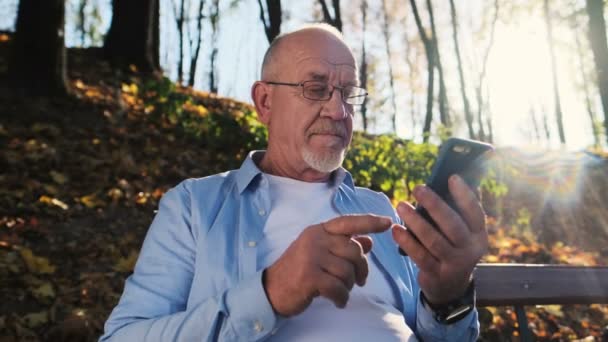 스마트 메시지를 인터넷 안경을 App 남자의 벤치에 앉아와 장치를 — 비디오