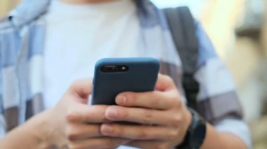 Yürüyüş ve akıllı telefon hakkında bilgi tarama. Mesaj yazarken ve app üstünde smartphone kullanarak