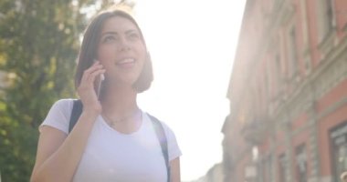 Kız telefonunu açık havada konuşan