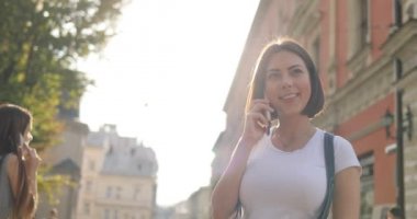 Bir kız sokakta telefonuna cevap