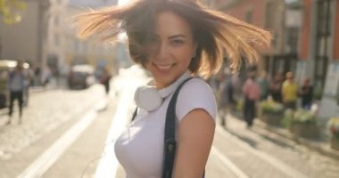 Mutlu kız güneşli bir günde dönüyor