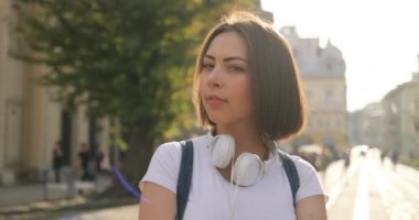 Bir çekici esmer kameraya bakıyor ve gülümsüyor