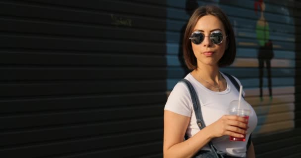 Красивая девушка снимает солнечные очки — стоковое видео