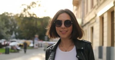 Mutlu kız sokakta dans ediyor
