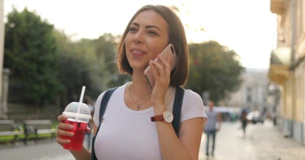 Bir Kız Onu Evet Sokakta Yürürken Yakın Çekim — Stok video