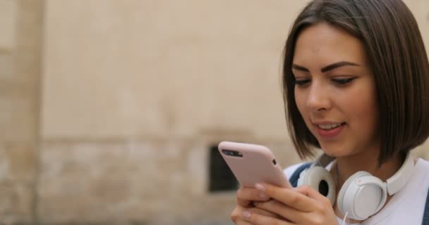 En vacker flicka vandrar ner street och textilen någon — Stockvideo