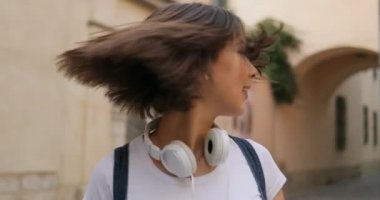 Çekici bir kız saçını sokakta sallıyor