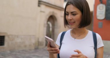 Bir kızın telefonunu ekran gösterilen