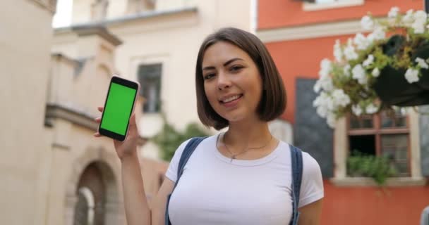 Девушка показывает экран своего телефона, Chroma ключ — стоковое видео
