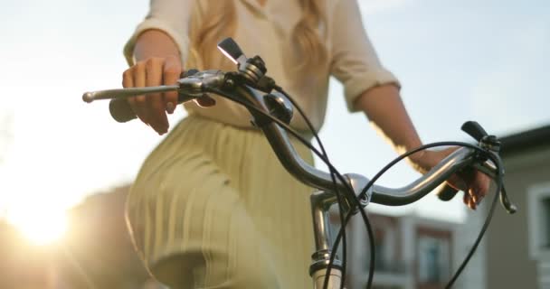 Sağlıklı yaşam konsepti. Kız parkta Bisiklete binmek. Vintage Bisiklet gidon üzerinde iki el. Kadının üzerinde bisiklete binmek yakın çekim — Stok video