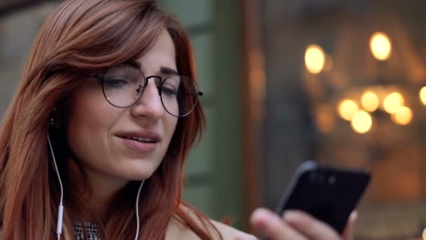 Close Van Meisje Met Haar Smartphone Naar Tekst Verzenden Foto — Stockvideo