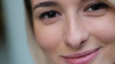 Kentsel ortamda çekici beyaz elbise genç kadın portresi kapatın. Dişlerini, gösterilen kız ve hareket, maymun oynamak surat