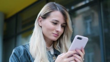 Şehir ve kullanımları smartphone içinde yürüyen kadın. Güzel hipster, öğrenci kız manifatura ve app akıllı telefon açık kullanarak. Yaşam tarzı, kentsel