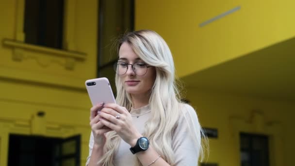 Flicka Använder Sin Smartphone Till Text Och Skicka Bilder Kvinna — Stockvideo