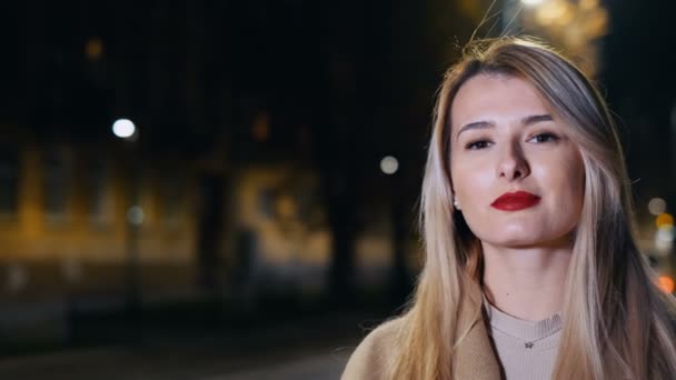 Atractiva mujer esperando taxi en las calles de la ciudad nocturna. Chica pidiendo un taxi. Servicio en línea taxi orden aplicación móvil. Taxi en línea, paisaje urbano . — Vídeos de Stock