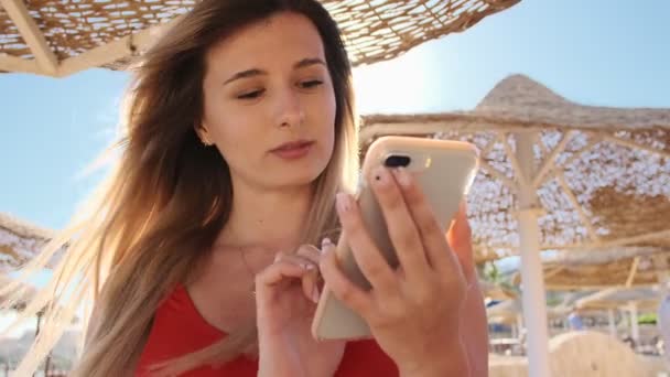 Κοντινό πλάνο πορτρέτο γυναίκας κοντά πλευρά λιμνών περιήγηση στο internet χρησιμοποιώντας το smartphone, κύλιση μέσα από την είδηση. Hipster κορίτσι χρησιμοποιώντας κινητό τηλέφωνο app και μηνυμάτων ενώ διαμονή στις διακοπές. — Αρχείο Βίντεο