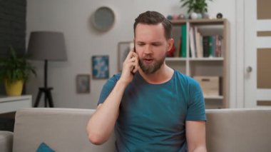 Kızgın, duygusal sakallı adam akıllı telefona bağırıyor. Stresli ve depresif adam kız arkadaşı arıyor ve oturma odasında çığlık başlar. Kapalı