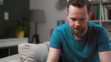 Yakın çekim adam online satın alma, evde akıllı telefon ve kredi kartı kullanarak, alışveriş cep telefonu uygulaması. Erkek holding kredi kartı, dijital mobil cihaz uygulaması akıllı iş internet teknolojisi kullanarak kolay ödeme.