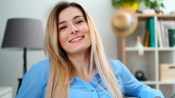 Retrato de close-up interior. bela jovem smilling mulher transformando cabeça para câmera . — Vídeo de Stock