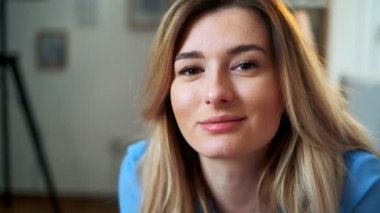 Güzellik genç güzel kadınlılar gözleri portre yakın, kamera kadın yüzüne bakarak gülümseyen, güzel sarışın kız portre modeli.