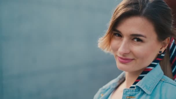 Primer plano de la hermosa mujer caucásica joven y encantadora sonriendo alegremente a la cámara exterior. Retrato . — Vídeo de stock