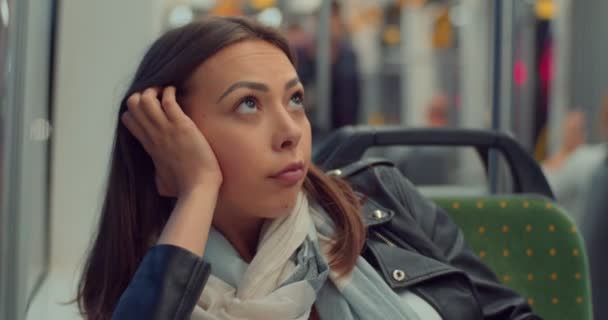 Portret van triest jong meisje rijden in het openbaar vervoer in de nacht. Verkeerslichten achtergrond. Depressieve vrouw die wacht op een bus om haar naar de bestemming te brengen. — Stockvideo