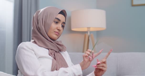Detailní portrét muslimské ženy v hidžábu pomocí prázdné čiré sklo stejné jako tablet pro futuristické kybernetické technologie. Internet mobilní displej, telefon, moderní inovační koncept. — Stock video
