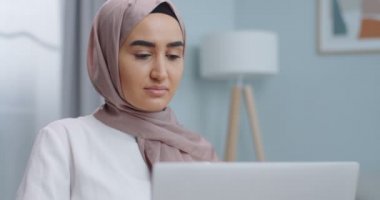 Laptop bilgisayarında çalışan tesettürlü genç müslüman kız çocuğunun portresi, internet öğretmeniyle internetten çalışmak, evde sorunları çözmek. Ciddi kadın ilham ve fikir arıyor..