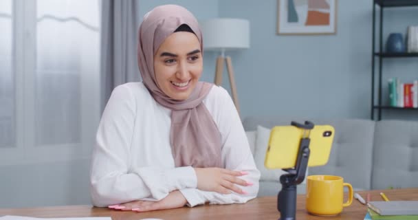 Primer plano retrato de influencer musulmán en un hijab hablando y revisando el producto para la venta de marketing en línea en casa. Contenido para vlog en línea, trabajo de profesión de ocupación moderna, concepto de redes sociales . — Vídeos de Stock