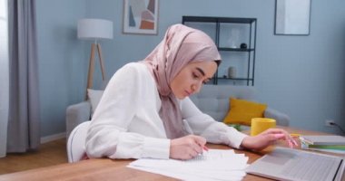Masada kitap ve bilgisayarla araştırma yapan Müslüman öğrencilerin orta taraf planı. Sınava hazırlanan ya da proje yapan tesettürlü bir kız. Öğrenci yaşam tarzı, modern İslam kavramı..