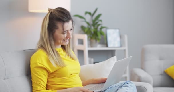 Fille appelle ses parents de son dortoir à l'étranger en utilisant une liaison vidéo, agitant la main devant un écran d'ordinateur. Le concept de vie moderne, communication, relations, mode de vie. — Video