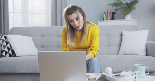 Meisje leidt een videoconferentie met behulp van een computer. Slimme student die online les geeft in een videochat. Het concept van het moderne leven, communicatie, relaties, levensstijl. — Stockvideo