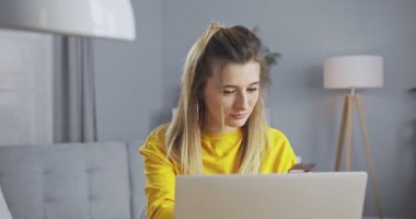 Güzel, mutlu sarışın alışverişi online alışveriş, kurye hizmetleri, kredi kartıyla. Ticaret, çevrimiçi bankacılık, online alışveriş ve yaşam tarzı konsepti.