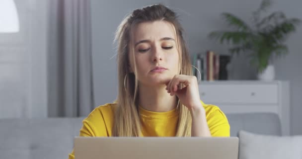 Traurige Frau arbeitet mit Laptop im Wohnzimmer. Unzufriedene Menschen nutzen Computertechnologie zu Hause. Besorgter Mädchen-Stress bei freiberuflicher Arbeit am heimischen Arbeitsplatz. Empörte Frau blickt auf Laptop-Bildschirm. — Stockvideo