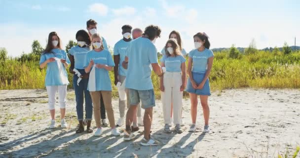 Bir grup gönüllü, doğayı ve çevreyi korumak için toplandı. Çöp torbası dağıtan gönüllü bir organizasyonun lideri. Gezegeni kurtar. Küresel sorun, kirlilik kavramı. — Stok video