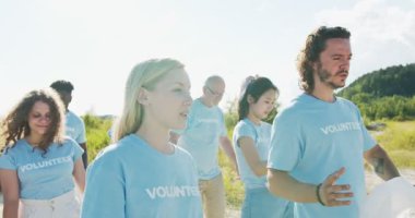 Farklı yaşlardan gelen bir grup gönüllü ekolojiyi koruyacak. Neşeli aktivistler konuşuyor, birbirlerini neşelendiriyorlar ve iş planını tartışıyorlar. Ekolojik sorun kavramı.