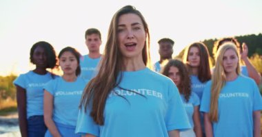 Gönüllü bir organizasyonda güzel, genç, beyaz bir kadın aktivist. Çekici eko gönüllüsü kameraya bakıp 